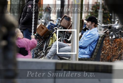 Amsterdam 3 januari 2021
Sander lantinga en zijn vrouw Tessel v d Lugt voor het eerst wandelen met hun dochtertje Lexi . Ook hun andere dochter Cato is erbij.