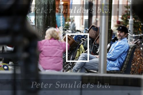 Amsterdam 3 januari 2021
Sander lantinga en zijn vrouw Tessel v d Lugt voor het eerst wandelen met hun dochtertje Lexi . Ook hun andere dochter Cato is erbij.