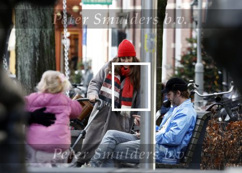 Amsterdam 3 januari 2021
Sander lantinga en zijn vrouw Tessel v d Lugt voor het eerst wandelen met hun dochtertje Lexi . Ook hun andere dochter Cato is erbij.