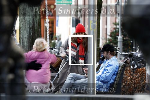 Amsterdam 3 januari 2021
Sander lantinga en zijn vrouw Tessel v d Lugt voor het eerst wandelen met hun dochtertje Lexi . Ook hun andere dochter Cato is erbij.