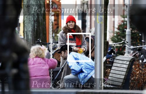 Amsterdam 3 januari 2021
Sander lantinga en zijn vrouw Tessel v d Lugt voor het eerst wandelen met hun dochtertje Lexi . Ook hun andere dochter Cato is erbij.
