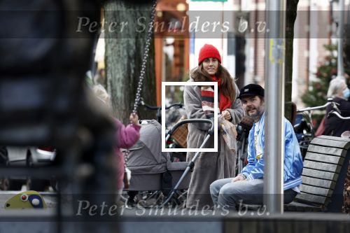 Amsterdam 3 januari 2021
Sander lantinga en zijn vrouw Tessel v d Lugt voor het eerst wandelen met hun dochtertje Lexi . Ook hun andere dochter Cato is erbij.