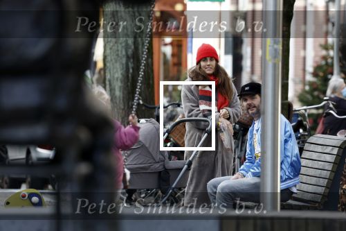 Amsterdam 3 januari 2021
Sander lantinga en zijn vrouw Tessel v d Lugt voor het eerst wandelen met hun dochtertje Lexi . Ook hun andere dochter Cato is erbij.