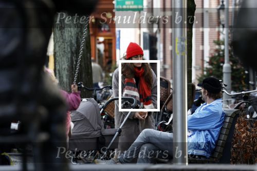 Amsterdam 3 januari 2021
Sander lantinga en zijn vrouw Tessel v d Lugt voor het eerst wandelen met hun dochtertje Lexi . Ook hun andere dochter Cato is erbij.