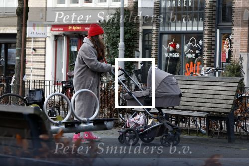 Amsterdam 3 januari 2021
Sander lantinga en zijn vrouw Tessel v d Lugt voor het eerst wandelen met hun dochtertje Lexi . Ook hun andere dochter Cato is erbij.