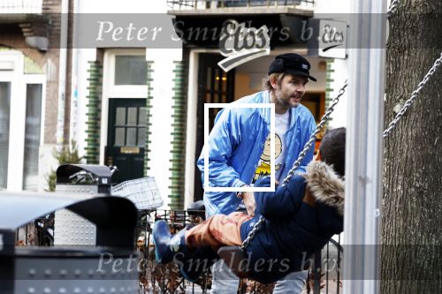 Amsterdam 3 januari 2021
Sander lantinga en zijn vrouw Tessel v d Lugt voor het eerst wandelen met hun dochtertje Lexi . Ook hun andere dochter Cato is erbij.