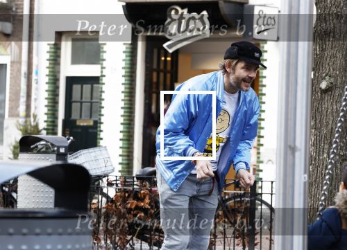 Amsterdam 3 januari 2021
Sander lantinga en zijn vrouw Tessel v d Lugt voor het eerst wandelen met hun dochtertje Lexi . Ook hun andere dochter Cato is erbij.