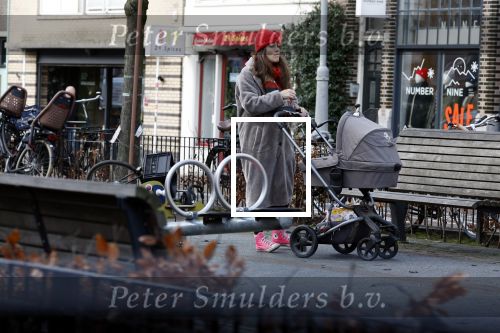 Amsterdam 3 januari 2021
Sander lantinga en zijn vrouw Tessel v d Lugt voor het eerst wandelen met hun dochtertje Lexi . Ook hun andere dochter Cato is erbij.