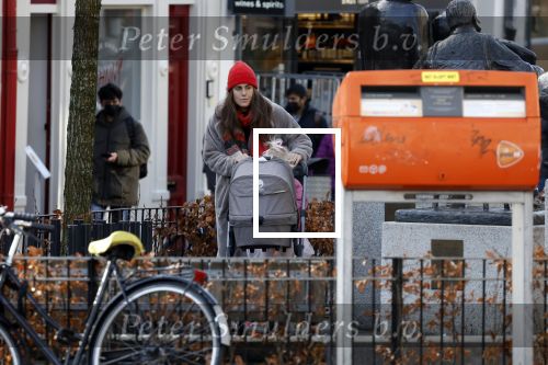 Amsterdam 3 januari 2021
Sander lantinga en zijn vrouw Tessel v d Lugt voor het eerst wandelen met hun dochtertje Lexi . Ook hun andere dochter Cato is erbij.