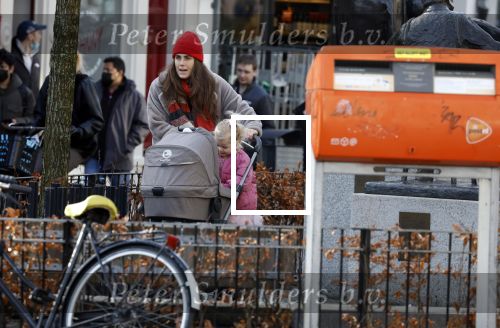 Amsterdam 3 januari 2021
Sander lantinga en zijn vrouw Tessel v d Lugt voor het eerst wandelen met hun dochtertje Lexi . Ook hun andere dochter Cato is erbij.