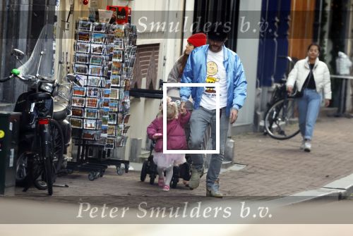 Amsterdam 3 januari 2021
Sander lantinga en zijn vrouw Tessel v d Lugt voor het eerst wandelen met hun dochtertje Lexi . Ook hun andere dochter Cato is erbij.