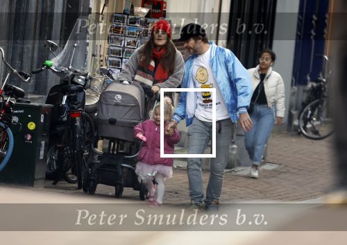 Amsterdam 3 januari 2021
Sander lantinga en zijn vrouw Tessel v d Lugt voor het eerst wandelen met hun dochtertje Lexi . Ook hun andere dochter Cato is erbij.