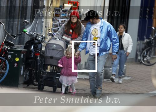 Amsterdam 3 januari 2021
Sander lantinga en zijn vrouw Tessel v d Lugt voor het eerst wandelen met hun dochtertje Lexi . Ook hun andere dochter Cato is erbij.