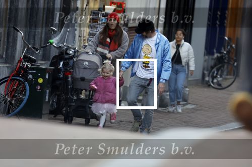 Amsterdam 3 januari 2021
Sander lantinga en zijn vrouw Tessel v d Lugt voor het eerst wandelen met hun dochtertje Lexi . Ook hun andere dochter Cato is erbij.
