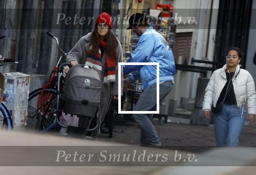 Amsterdam 3 januari 2021
Sander lantinga en zijn vrouw Tessel v d Lugt voor het eerst wandelen met hun dochtertje Lexi . Ook hun andere dochter Cato is erbij.