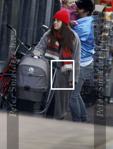 Amsterdam 3 januari 2021
Sander lantinga en zijn vrouw Tessel v d Lugt voor het eerst wandelen met hun dochtertje Lexi . Ook hun andere dochter Cato is erbij.