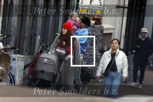 Amsterdam 3 januari 2021
Sander lantinga en zijn vrouw Tessel v d Lugt voor het eerst wandelen met hun dochtertje Lexi . Ook hun andere dochter Cato is erbij.