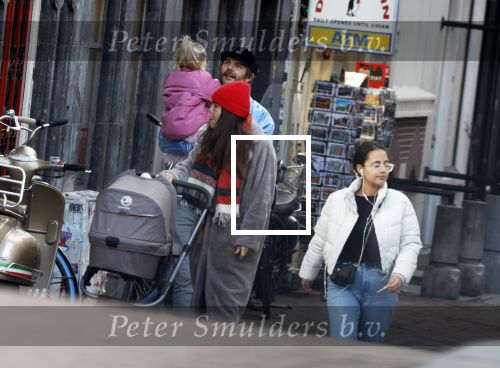 Amsterdam 3 januari 2021
Sander lantinga en zijn vrouw Tessel v d Lugt voor het eerst wandelen met hun dochtertje Lexi . Ook hun andere dochter Cato is erbij.
