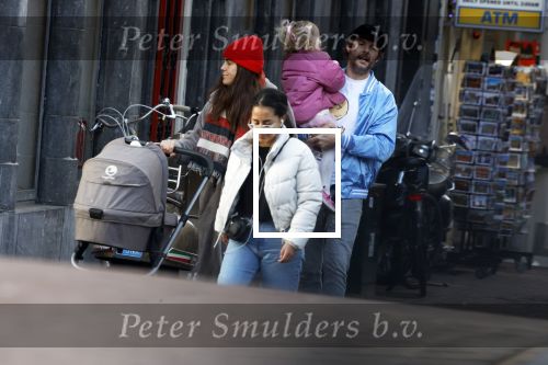 Amsterdam 3 januari 2021
Sander lantinga en zijn vrouw Tessel v d Lugt voor het eerst wandelen met hun dochtertje Lexi . Ook hun andere dochter Cato is erbij.