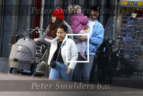 Amsterdam 3 januari 2021
Sander lantinga en zijn vrouw Tessel v d Lugt voor het eerst wandelen met hun dochtertje Lexi . Ook hun andere dochter Cato is erbij.