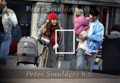 Amsterdam 3 januari 2021
Sander lantinga en zijn vrouw Tessel v d Lugt voor het eerst wandelen met hun dochtertje Lexi . Ook hun andere dochter Cato is erbij.