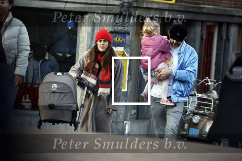 Amsterdam 3 januari 2021
Sander lantinga en zijn vrouw Tessel v d Lugt voor het eerst wandelen met hun dochtertje Lexi . Ook hun andere dochter Cato is erbij.