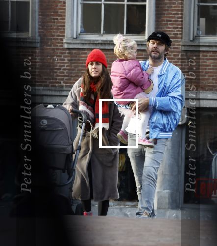 Amsterdam 3 januari 2021
Sander lantinga en zijn vrouw Tessel v d Lugt voor het eerst wandelen met hun dochtertje Lexi . Ook hun andere dochter Cato is erbij.