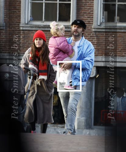 Amsterdam 3 januari 2021
Sander lantinga en zijn vrouw Tessel v d Lugt voor het eerst wandelen met hun dochtertje Lexi . Ook hun andere dochter Cato is erbij.