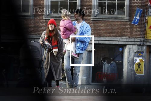 Amsterdam 3 januari 2021
Sander lantinga en zijn vrouw Tessel v d Lugt voor het eerst wandelen met hun dochtertje Lexi . Ook hun andere dochter Cato is erbij.