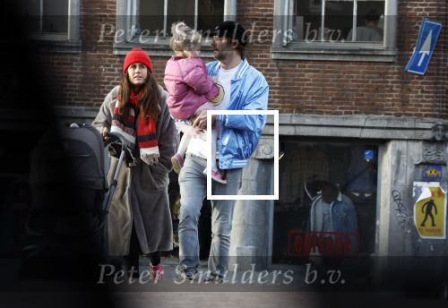 Amsterdam 3 januari 2021
Sander lantinga en zijn vrouw Tessel v d Lugt voor het eerst wandelen met hun dochtertje Lexi . Ook hun andere dochter Cato is erbij.