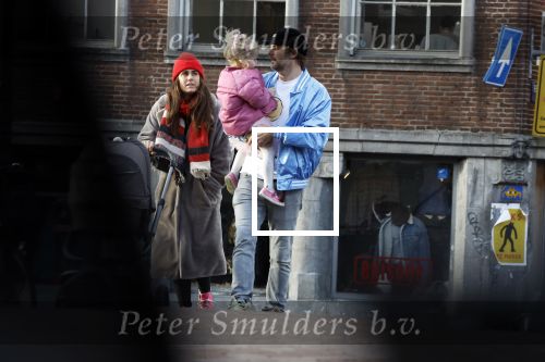 Amsterdam 3 januari 2021
Sander lantinga en zijn vrouw Tessel v d Lugt voor het eerst wandelen met hun dochtertje Lexi . Ook hun andere dochter Cato is erbij.