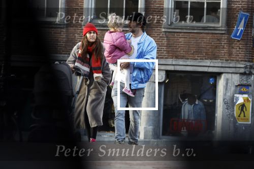 Amsterdam 3 januari 2021
Sander lantinga en zijn vrouw Tessel v d Lugt voor het eerst wandelen met hun dochtertje Lexi . Ook hun andere dochter Cato is erbij.
