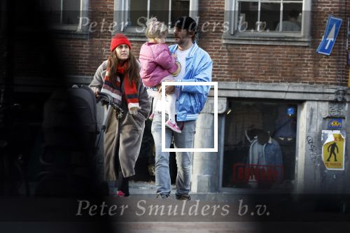 Amsterdam 3 januari 2021
Sander lantinga en zijn vrouw Tessel v d Lugt voor het eerst wandelen met hun dochtertje Lexi . Ook hun andere dochter Cato is erbij.