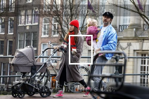 Amsterdam 3 januari 2021
Sander lantiga en zijn vrouw aan het wandelen met hun dochter en baby
