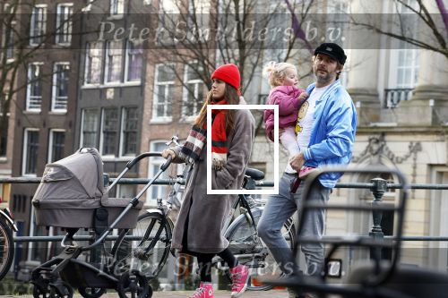Amsterdam 3 januari 2021
Sander lantiga en zijn vrouw aan het wandelen met hun dochter en baby