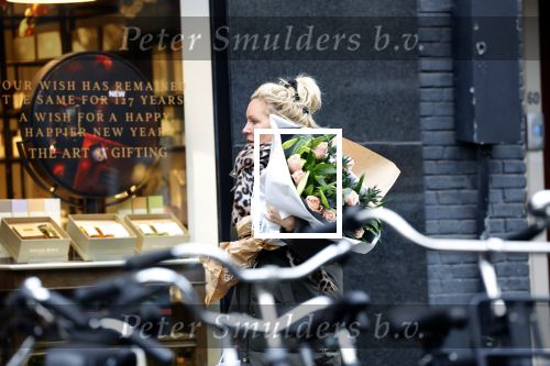 Amsterdam 8 januari 2022
Tatjana met bloemen op straat in Amsterdam zuid