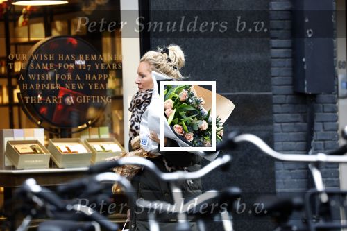 Amsterdam 8 januari 2022
Tatjana met bloemen op straat in Amsterdam zuid