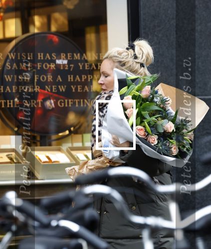 Amsterdam 8 januari 2022
Tatjana met bloemen op straat in Amsterdam zuid