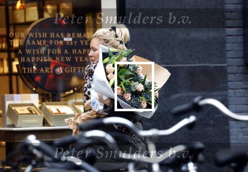 Amsterdam 8 januari 2022
Tatjana met bloemen op straat in Amsterdam zuid