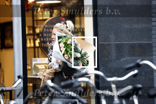 Amsterdam 8 januari 2022
Tatjana met bloemen op straat in Amsterdam zuid