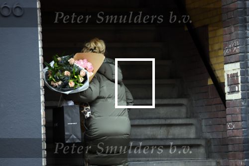 Amsterdam 8 januari 2022
Tatjana met bloemen op straat in Amsterdam zuid