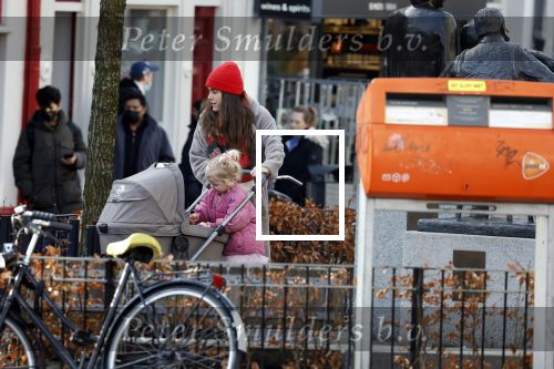 Amsterdam 3 januari 2021
Sander lantinga en zijn vrouw Tessel v d Lugt voor het eerst wandelen met hun dochtertje Lexi . Ook hun andere dochter Cato is erbij.