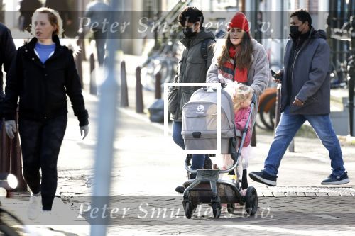 Amsterdam 3 januari 2021
Sander lantinga en zijn vrouw Tessel v d Lugt voor het eerst wandelen met hun dochtertje Lexi . Ook hun andere dochter Cato is erbij.