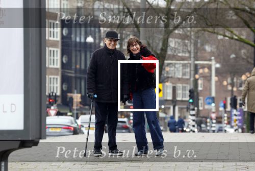 Amsterdam 8 januari 2022
Theo Heuft met zijn partner Monique  op straat in Amsterdam zuid