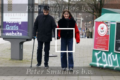 Amsterdam 8 januari 2022
Theo Heuft met zijn partner Monique  op straat in Amsterdam zuid