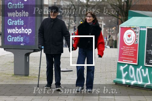 Amsterdam 8 januari 2022
Theo Heuft met zijn partner Monique  op straat in Amsterdam zuid