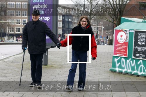 Amsterdam 8 januari 2022
Theo Heuft met zijn partner Monique  op straat in Amsterdam zuid