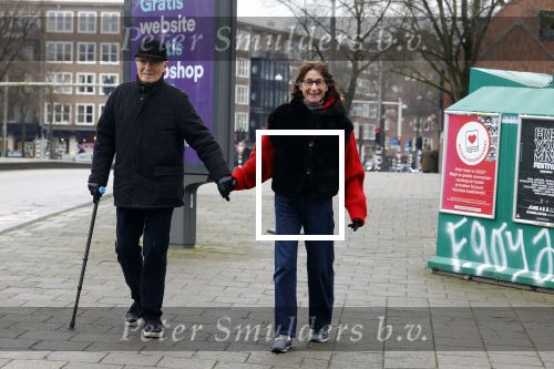 Amsterdam 8 januari 2022
Theo Heuft met zijn partner Monique  op straat in Amsterdam zuid