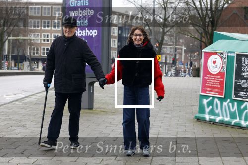 Amsterdam 8 januari 2022
Theo Heuft met zijn partner Monique  op straat in Amsterdam zuid