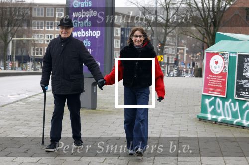 Amsterdam 8 januari 2022
Theo Heuft met zijn partner Monique  op straat in Amsterdam zuid